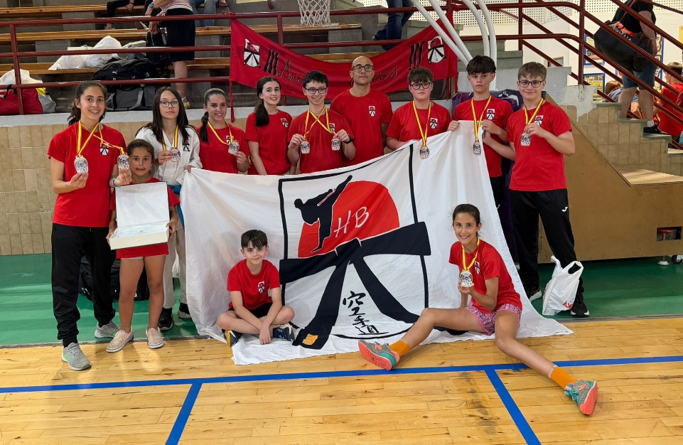 Grupo de karatecas con medallas en competición de kárate