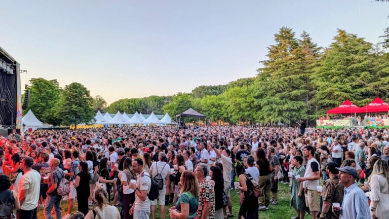 Multitud disfrutando del festival Palencia Sonora en un parque al aire libre