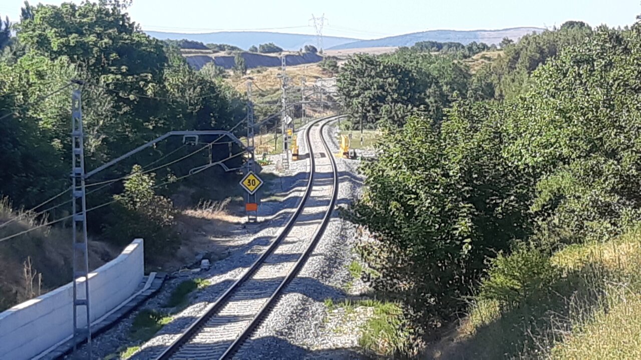 Vista de la línea ferroviaria entre Palencia y Santander con vegetación