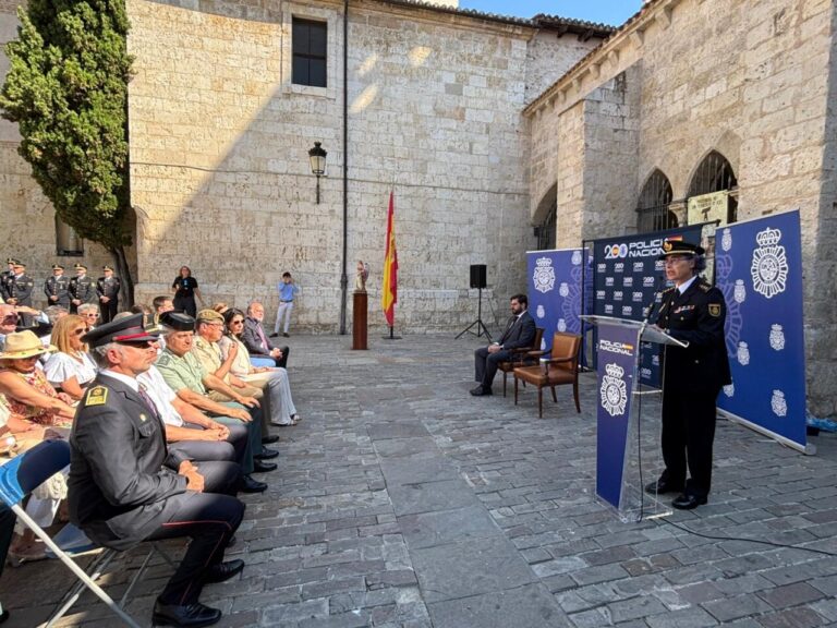 Ceremonia de homenaje a las víctimas del terrorismo por la Policía Nacional en Palencia.