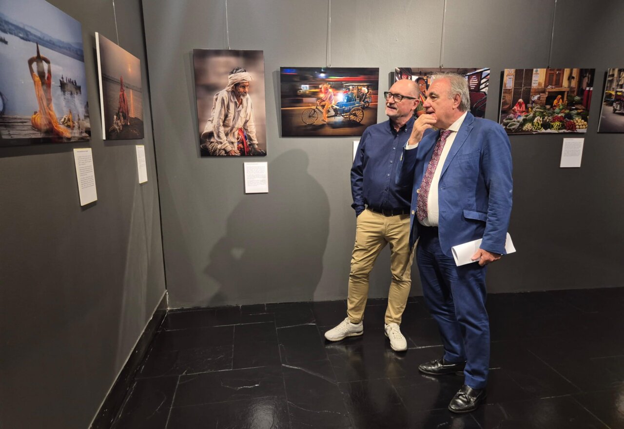 Visitantes observando fotografías en la exposición Pallantiaphoto en el Museo de Palencia
