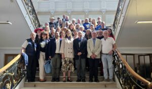 Grupo de personas en la recepción del comité de peregrinos estadounidenses en Palencia