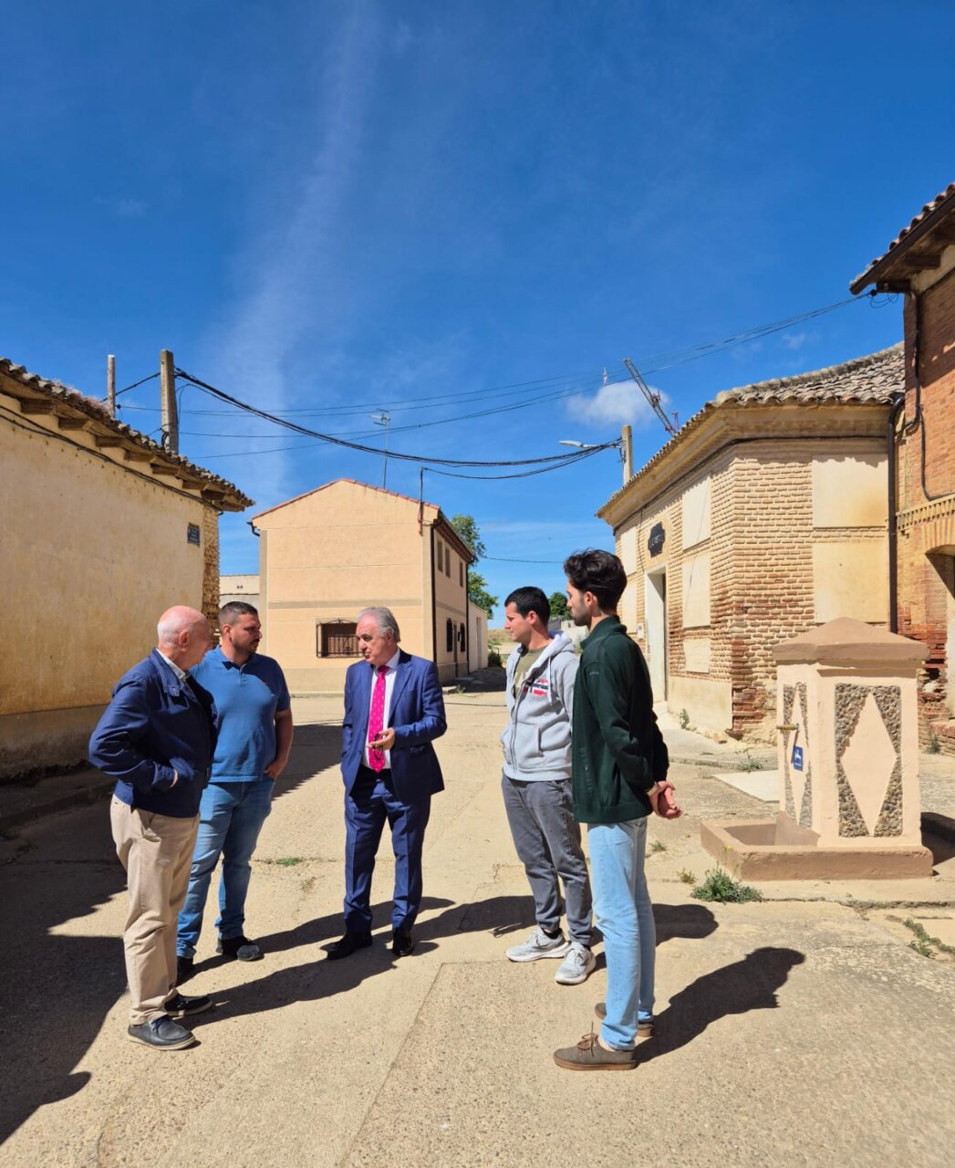 Delegado territorial en reunión con alcalde y jóvenes en Revenga de Campos