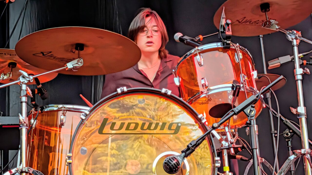 Baterista tocando en el festival Palencia Sonora en El Sotillo