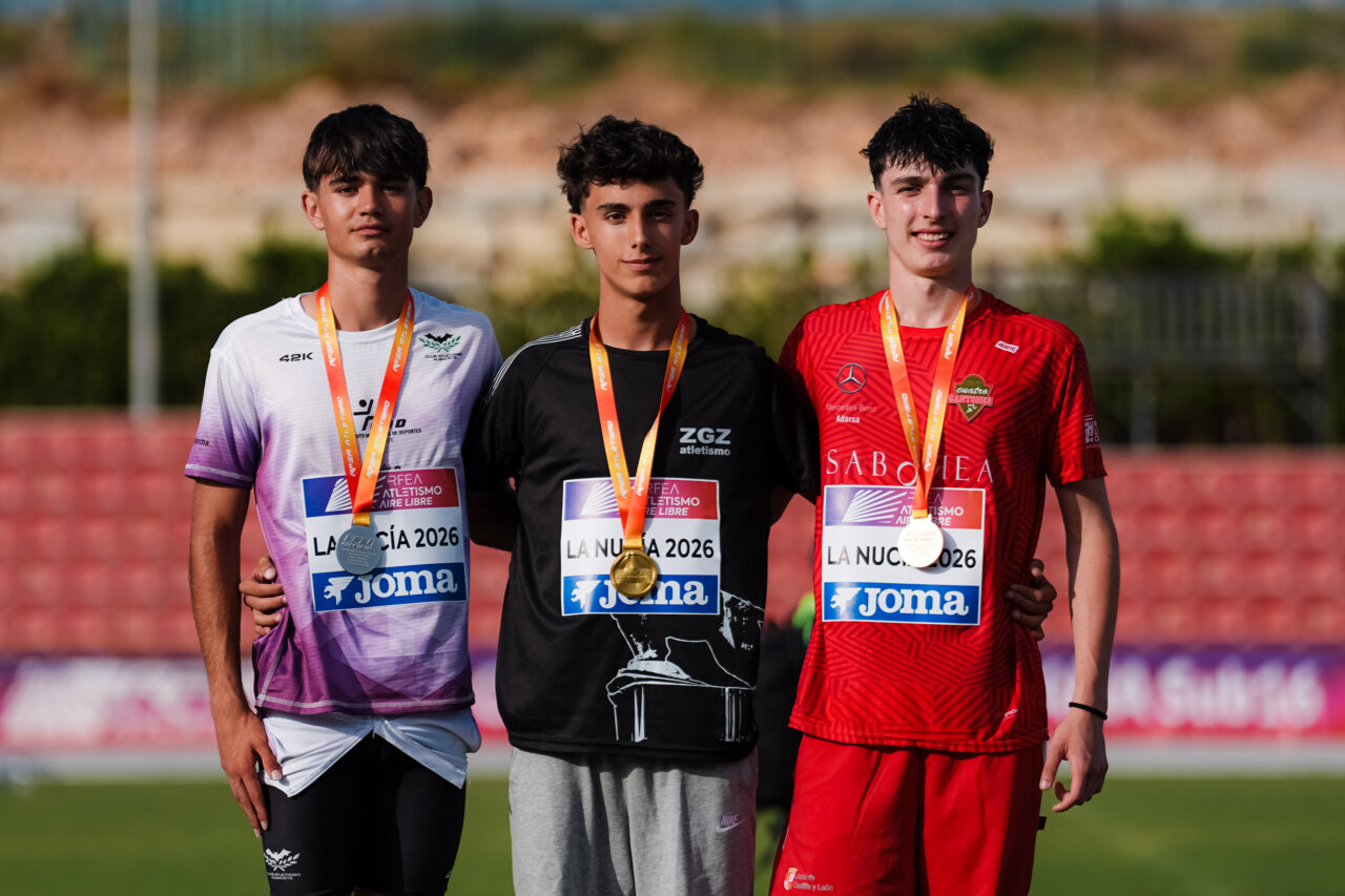 Mario Fernández con medalla de plata en el Campeonato de España Sub16 de atletismo