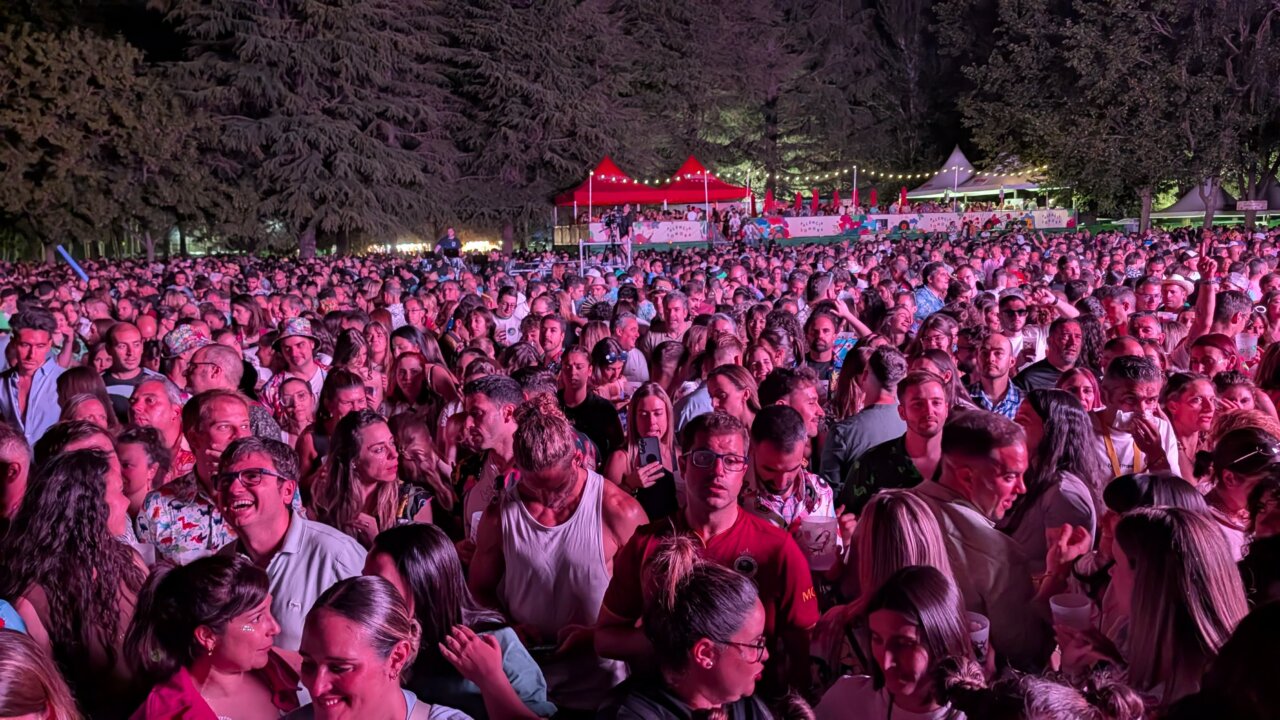 Multitud de personas disfrutando en el festival Palencia Sonora
