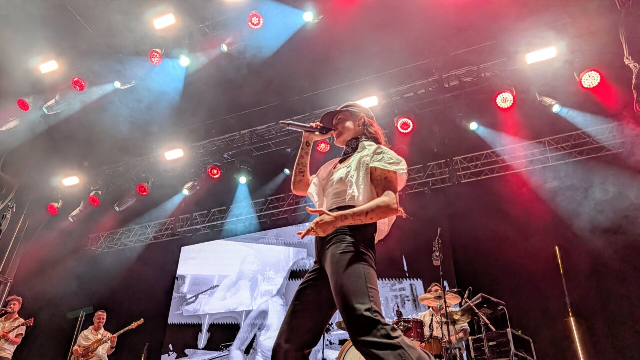Artista en el escenario durante el festival Palencia Sonora