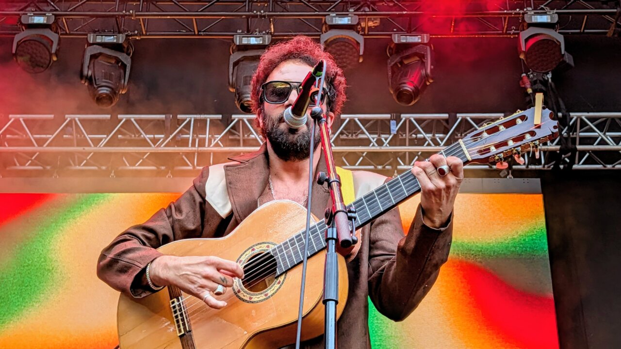 Músico tocando la guitarra en el festival Palencia Sonora