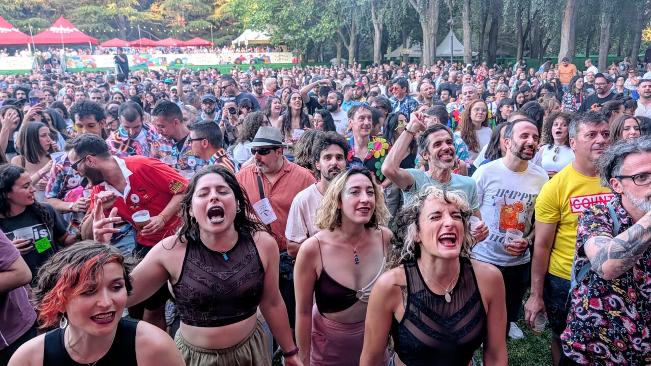 Multitud disfrutando del festival Palencia Sonora en un ambiente festivo.