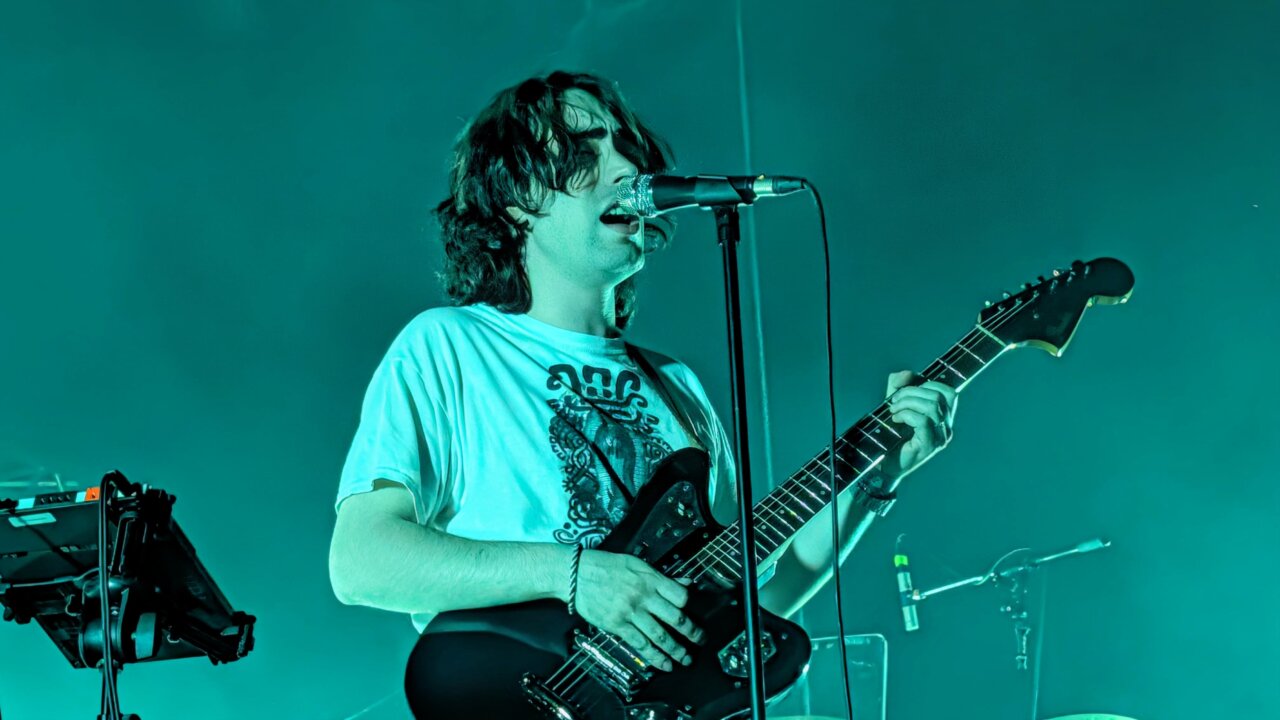 Músico tocando guitarra en el festival Palencia Sonora