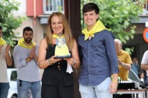 Celia Gabarri entrega un premio durante las fiestas de San Juanillo en Palencia.