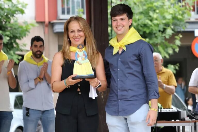 Celia Gabarri entrega un premio durante las fiestas de San Juanillo en Palencia.
