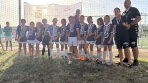 Equipo benjamín del Palencia Fútbol Femenino con trofeo en el torneo