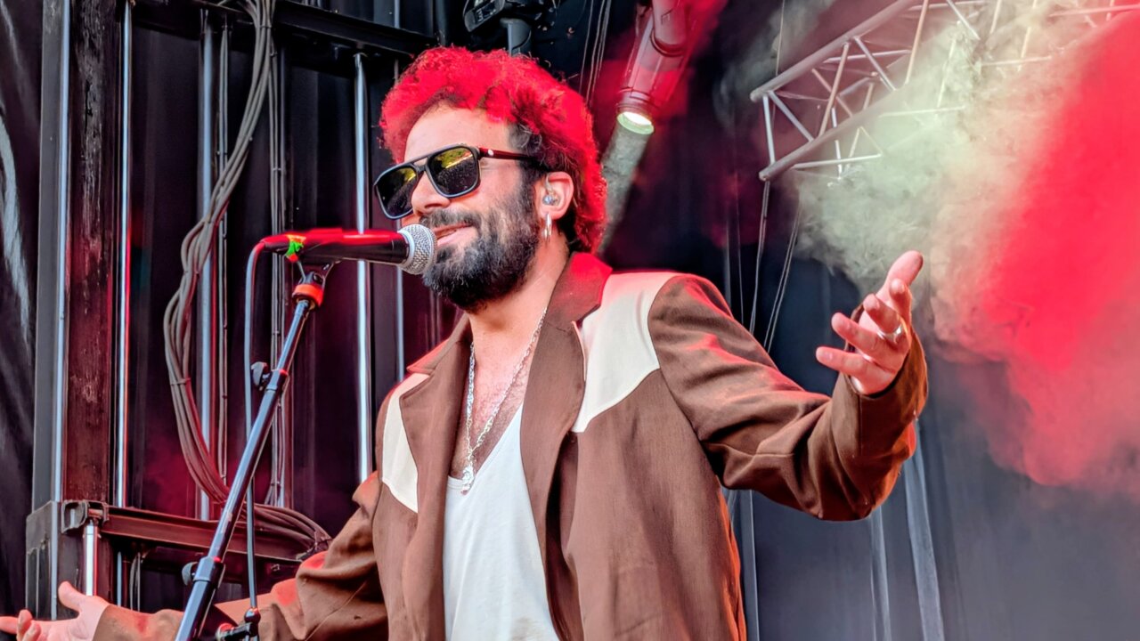Artista en el escenario durante el festival Palencia Sonora