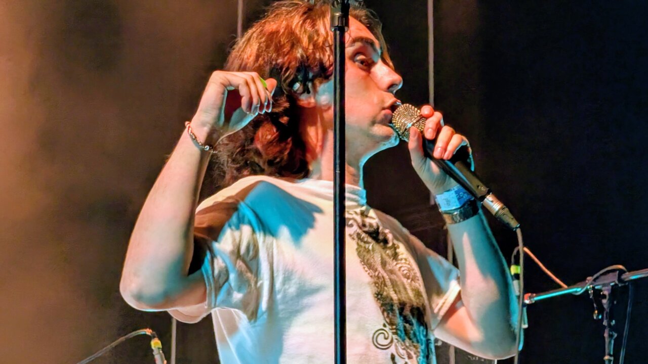 Cantante en el escenario durante el festival Palencia Sonora