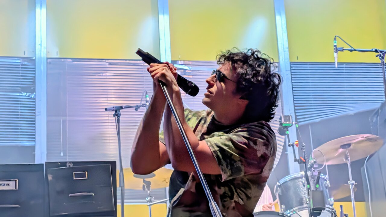 Cantante en el escenario durante el festival Palencia Sonora.