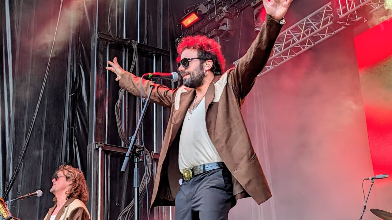 Músico actuando en el festival Palencia Sonora con energía y entusiasmo