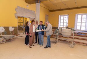 Visita a las obras de modernización de la Casa de la Cultura en Saldaña