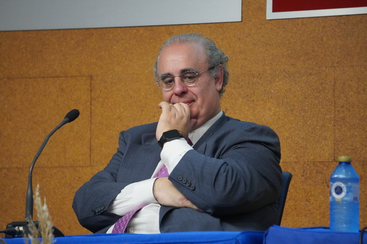Hombre en ceremonia de graduación en el campus de Palencia