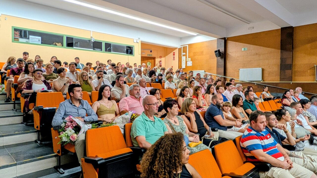 Graduación de estudiantes en el Campus de Palencia, con familiares y amigos presentes.
