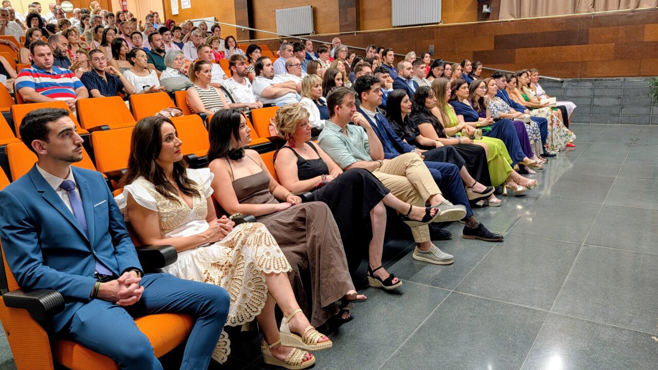 Estudiantes y familiares en acto de graduación en Palencia