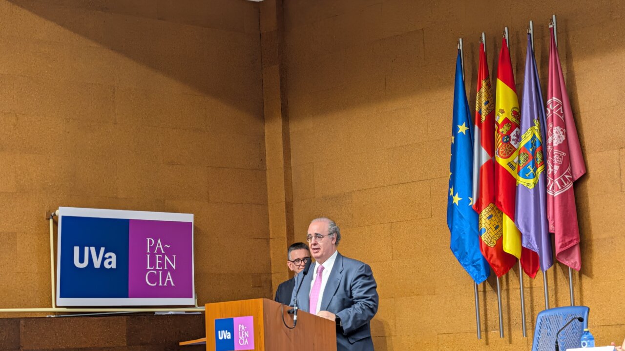 Ceremonia de graduación en el Campus de Palencia con banderas y ponente.