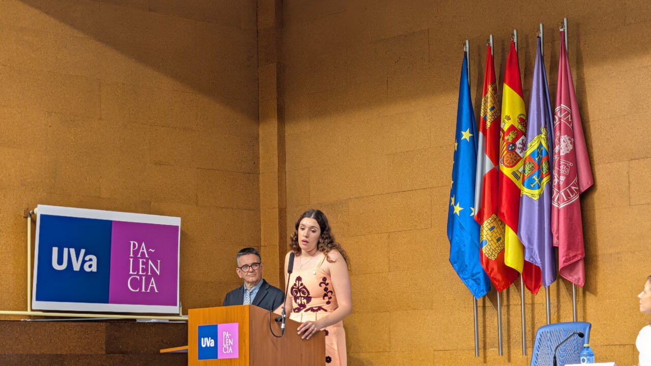 Graduación en el Campus de Palencia con alumnos recibiendo sus bandas