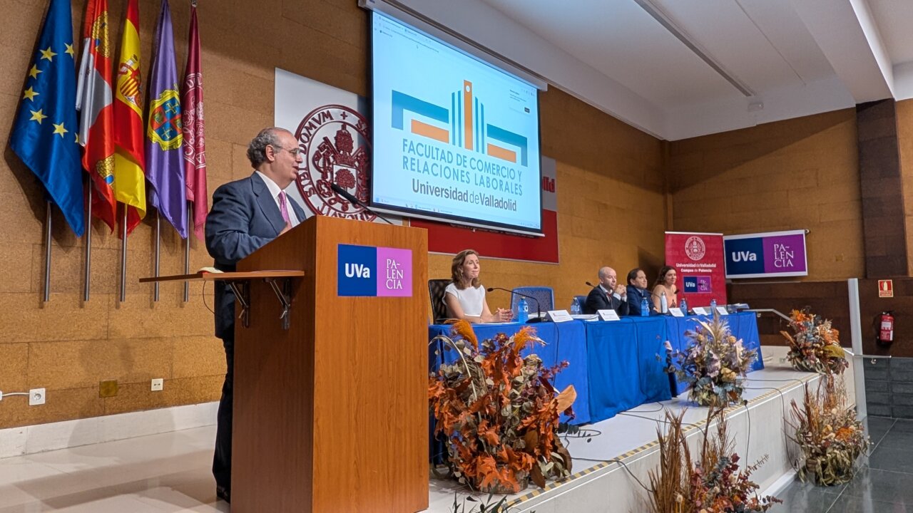 Ceremonia de graduación en la Facultad de Comercio y Relaciones Laborales