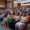 Graduación de estudiantes en el Campus de Palencia, con familiares y amigos presentes.