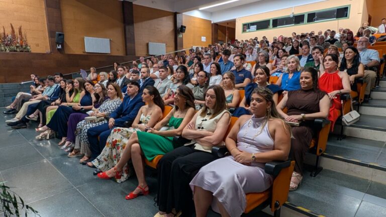 Graduación de estudiantes en el Campus de Palencia, con familiares y amigos presentes.
