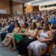 Graduación de estudiantes en el Campus de Palencia, con familiares y amigos presentes.