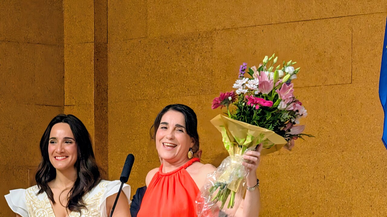 Graduación en el Campus de Palencia con estudiantes felices y flores