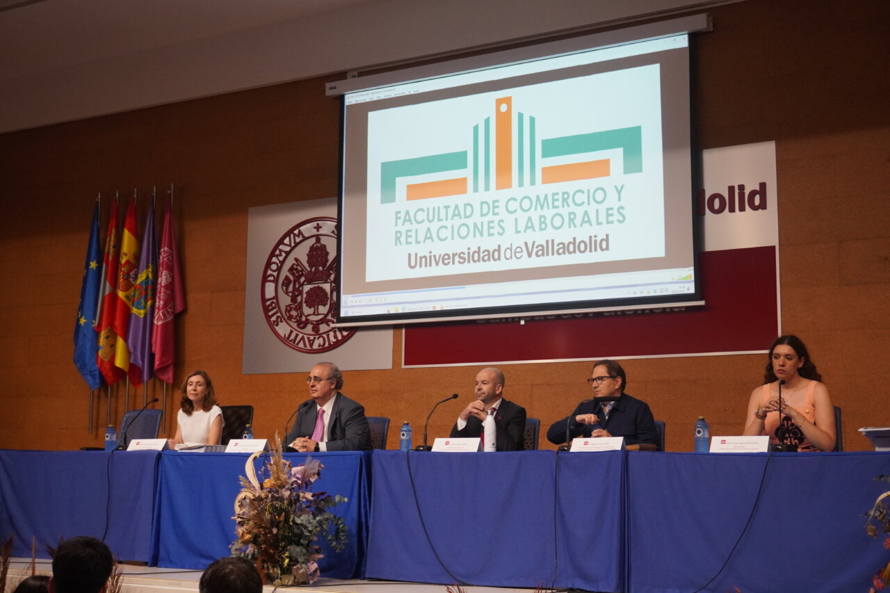 Ceremonia de graduación en la Facultad de Comercio y Relaciones Laborales