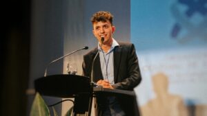Alejandro Gayol hablando sobre autismo en un evento público