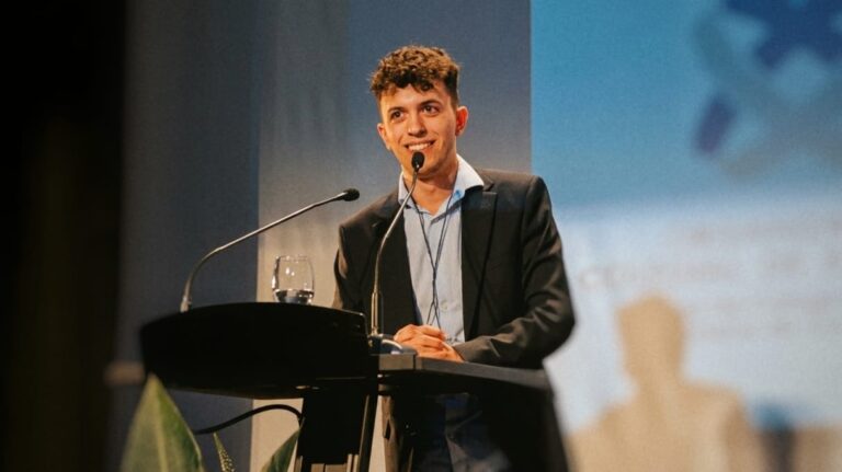 Alejandro Gayol hablando sobre autismo en un evento público