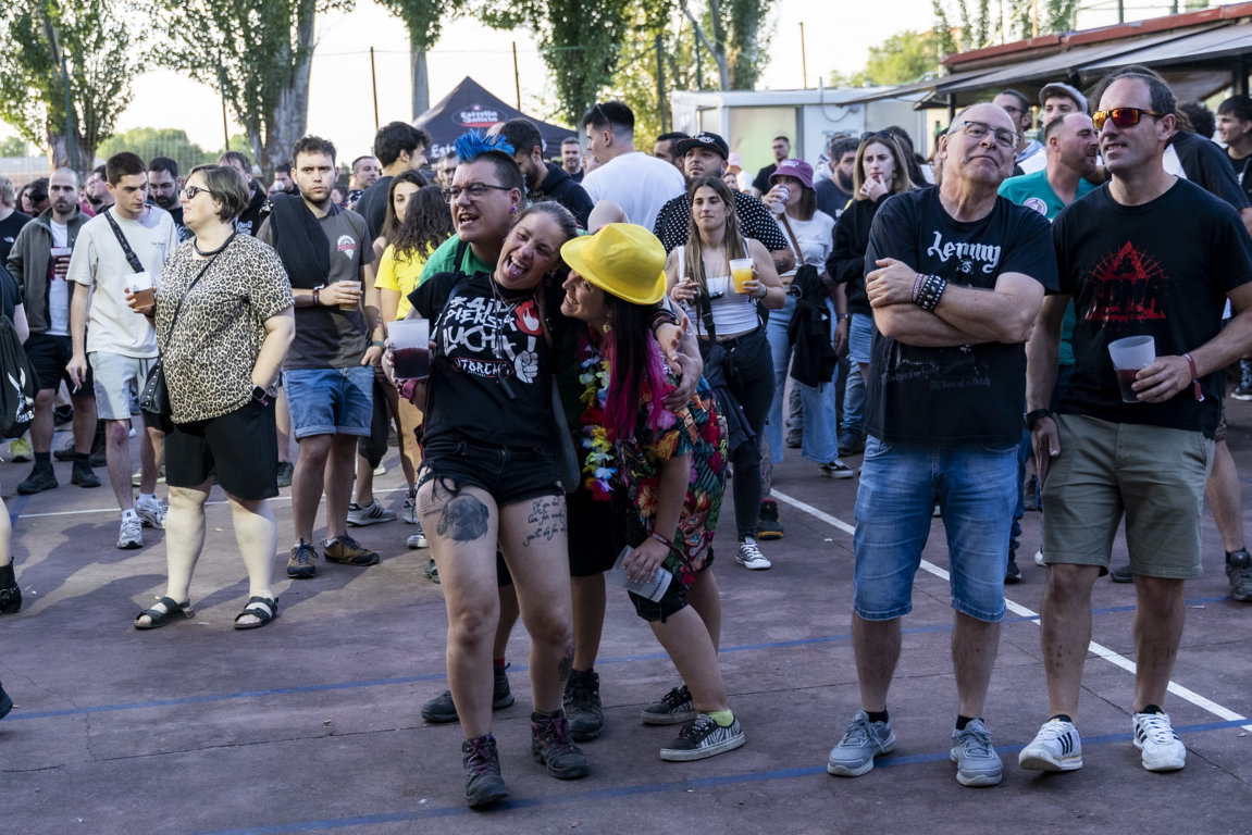 Asistentes disfrutando en el festival Astudillo Punk Rock