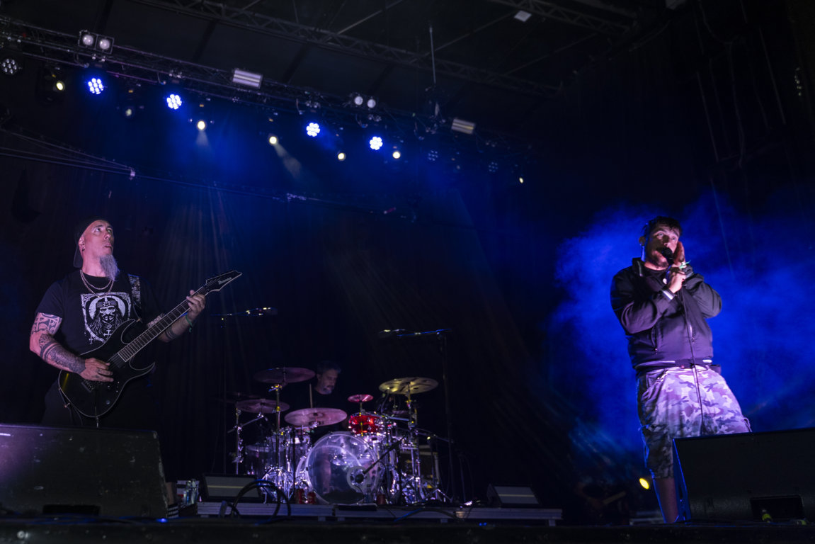 Músicos en el escenario durante el festival Astudillo Punk Rock