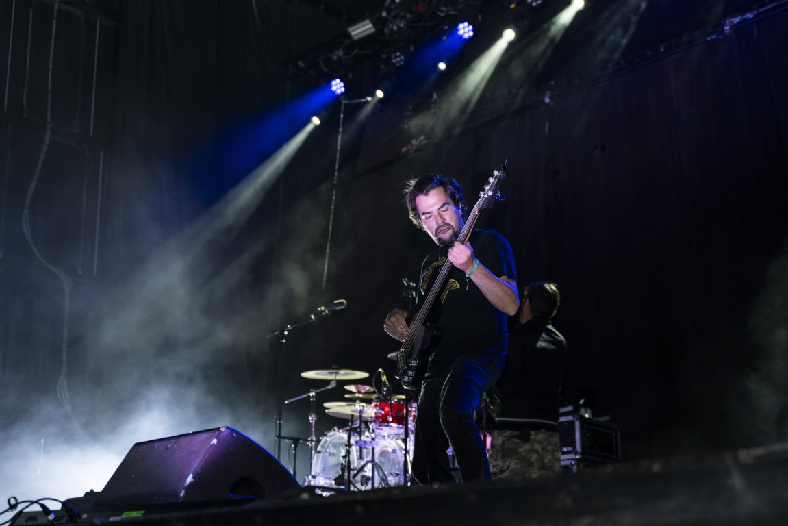 Músico tocando el bajo en el festival Astudillo Punk Rock