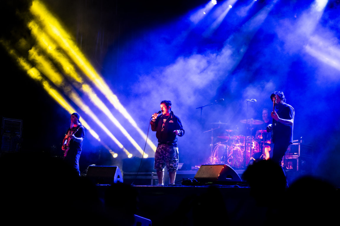 Actuación en el festival Astudillo Punk Rock con luces y músicos en el escenario