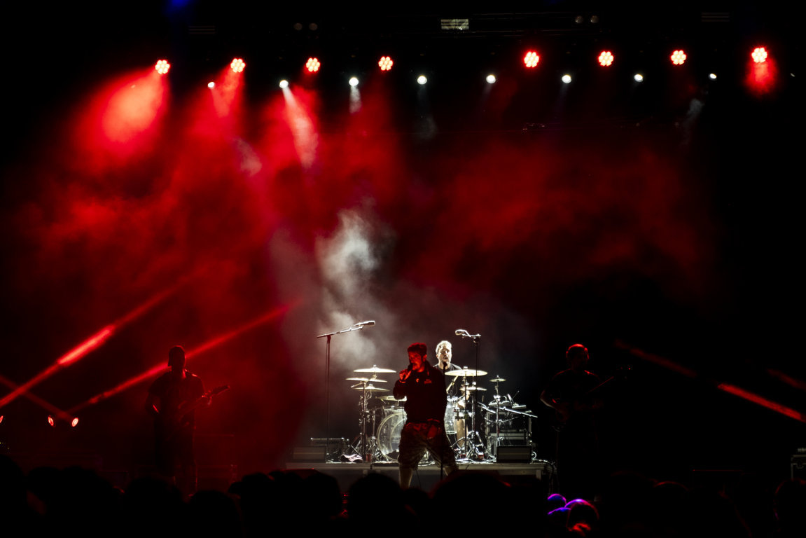 Concierto en el XV Astudillo Punk Rock con luces y músicos en el escenario