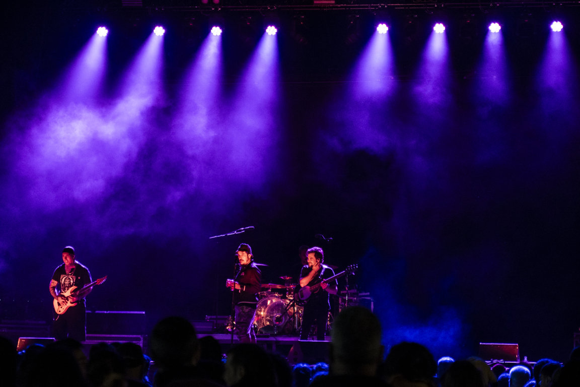 Concierto en el festival Astudillo Punk Rock con luces y humo