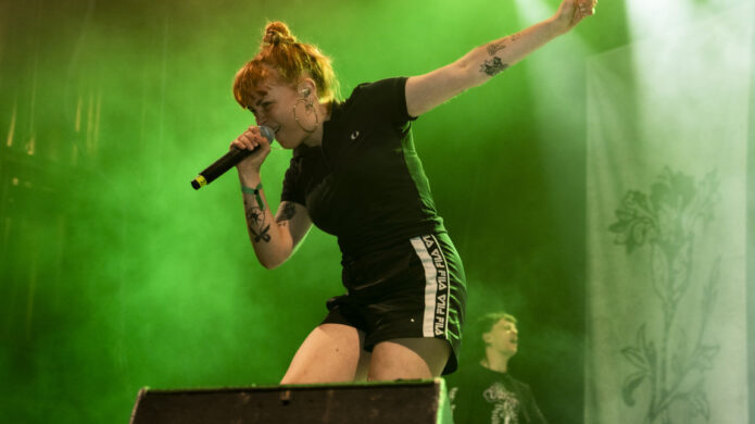 Cantante enérgica actuando en el festival Astudillo Punk Rock