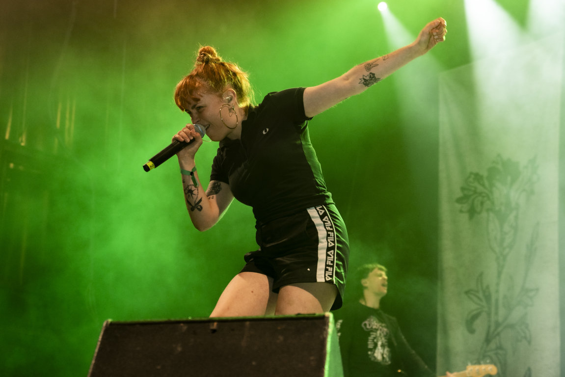 Cantante enérgica actuando en el festival Astudillo Punk Rock