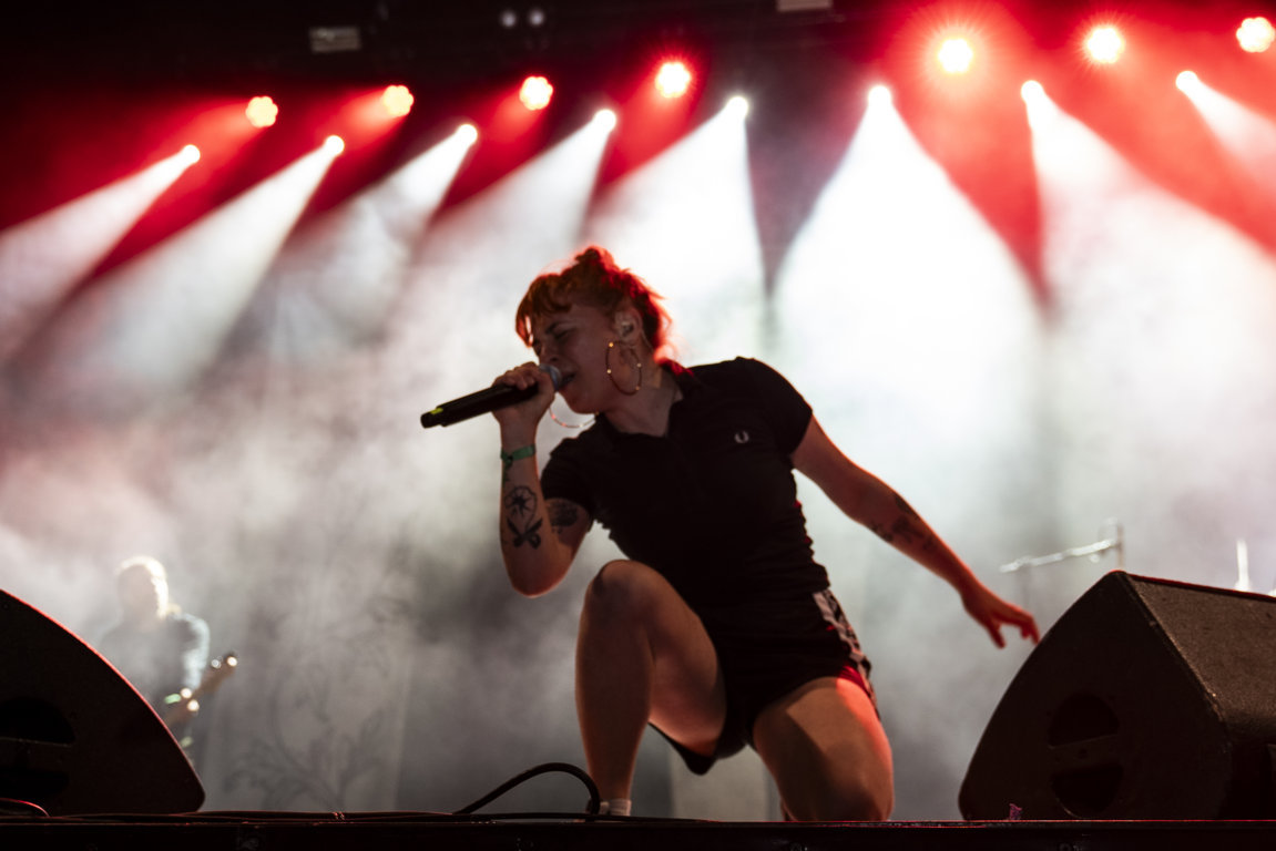 Cantante enérgica actuando en el festival Astudillo Punk Rock
