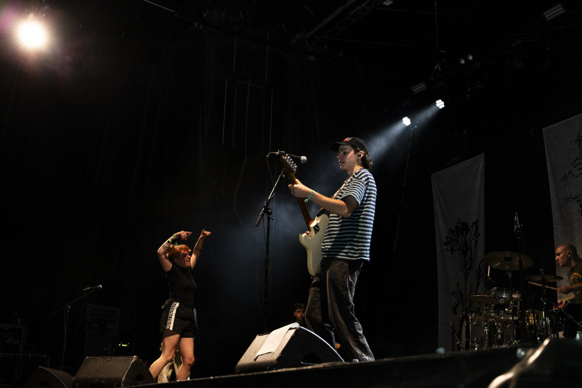 Músicos en el escenario durante el festival Astudillo Punk Rock