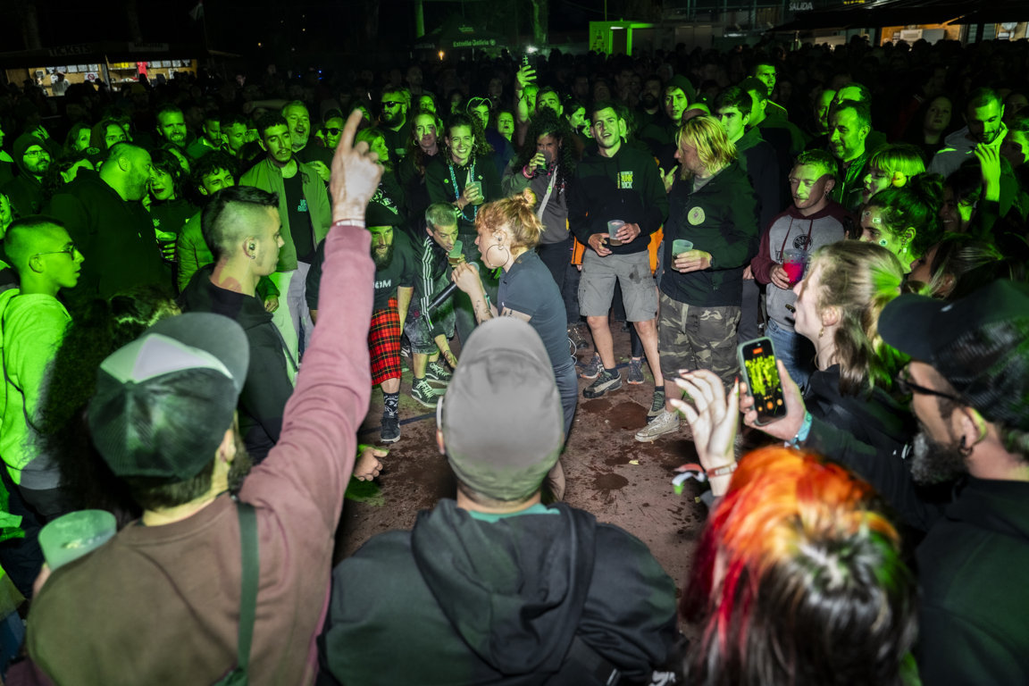 Público disfrutando de una actuación en el festival Astudillo Punk Rock