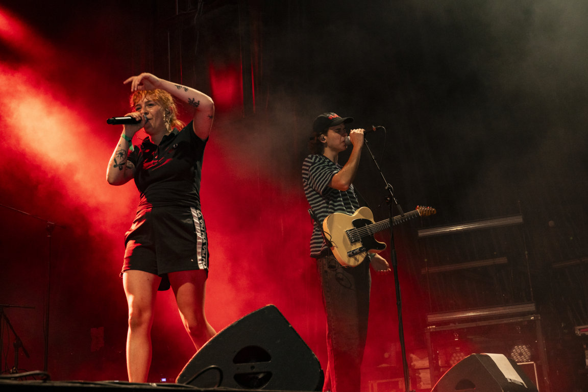 Actuación en el festival Astudillo Punk Rock con cantantes en el escenario