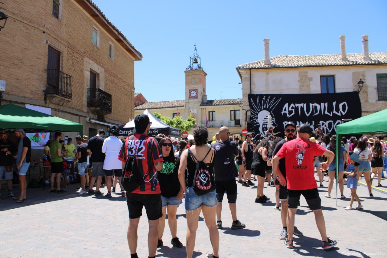 Ambiente festivo en el XV Astudillo Punk Rock con gente disfrutando.