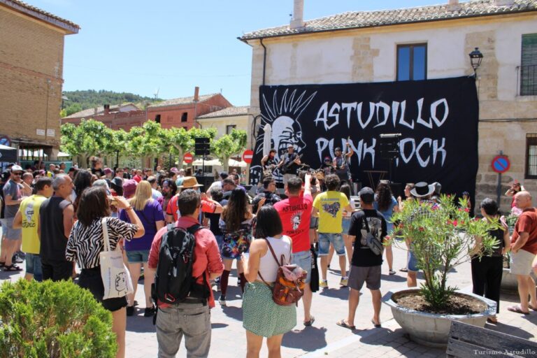 Multitud de personas disfrutando del festival Astudillo Punk Rock en la calle.