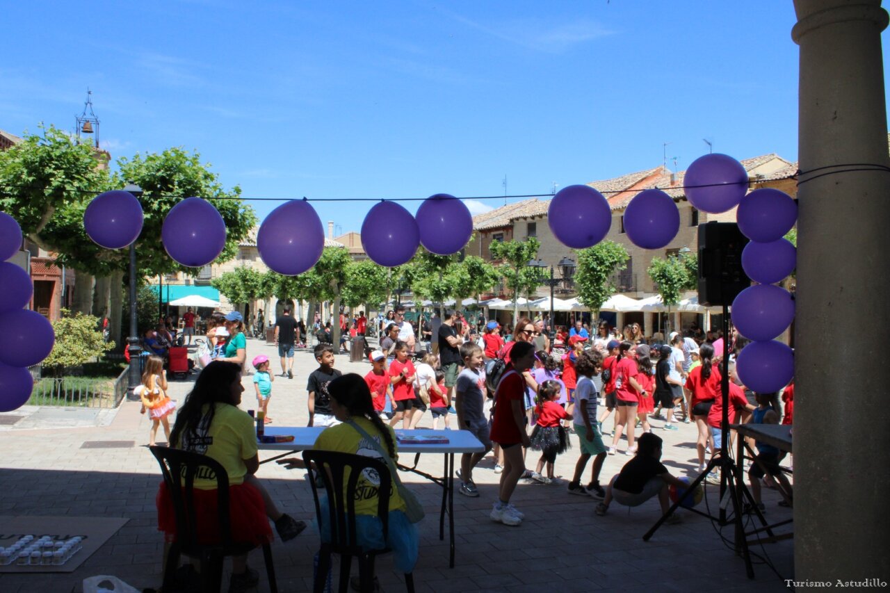 Niños disfrutando de actividades en el festival Punk Rock en Astudillo